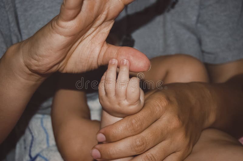 女人手按摩婴儿手,儿童特写按摩 免版税库存照片 女人手按摩婴儿手,儿童特写按摩 免版税库存照片