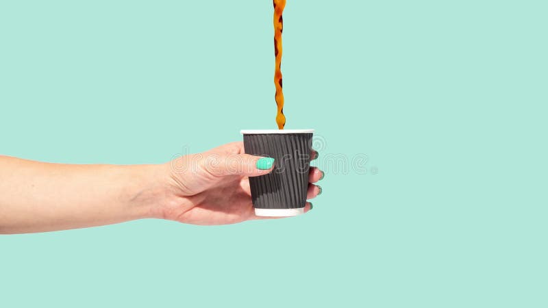 女人拿着咖啡杯 库存例证