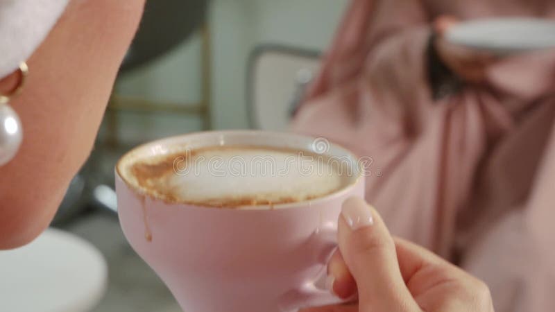 女唇吸一口 股票录像