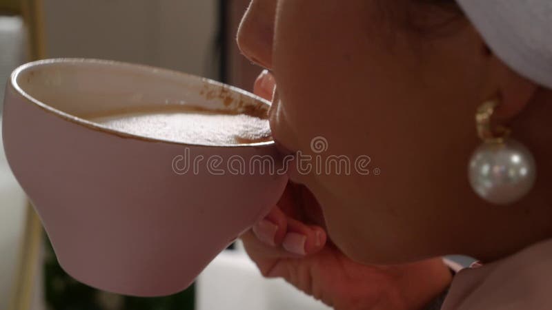 女唇吸一口 影视素材