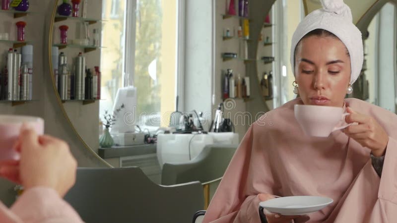 女士喝一口 影视素材