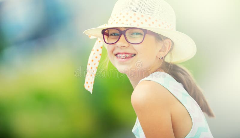 女孩 愉快的女孩青少年前青少年 戴眼镜的女孩 有牙括号的女孩 夏天成套装备的年轻逗人喜爱的白种人白肤金发的女孩 免版税图库摄影 女孩 愉快的女孩青少年前青少年 戴眼镜的女孩 有牙括号的女孩 夏天成套装备的年轻逗人喜爱的白种人白肤金发的女孩 免版税图库摄影