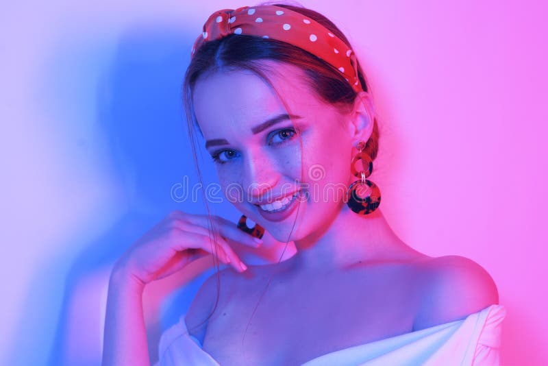 女孩微笑和笑 年轻典雅的女孩时尚画象一件白色礼服的 肉欲的美丽的浅黑肤色的男人,长发 免版税图库摄影 女孩微笑和笑 年轻典雅的女孩时尚画象一件白色礼服的 肉欲的美丽的浅黑肤色的男人,长发 免版税图库摄影