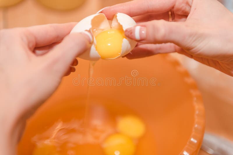 女孩打破鸡蛋 烹调自创食物 烹调面团的测试的鸡蛋 豆红萝卜花椰菜食物自然字符串蔬菜 家庭烹饪 免版税图库摄影 女孩打破鸡蛋 烹调自创食物 烹调面团的测试的鸡蛋 豆红萝卜花椰菜食物自然字符串蔬菜 家庭烹饪 免版税图库摄影