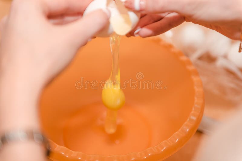 女孩打破鸡蛋 烹调自创食物 烹调面团的测试的鸡蛋 豆红萝卜花椰菜食物自然字符串蔬菜 家庭烹饪 免版税图库摄影 女孩打破鸡蛋 烹调自创食物 烹调面团的测试的鸡蛋 豆红萝卜花椰菜食物自然字符串蔬菜 家庭烹饪 免版税图库摄影