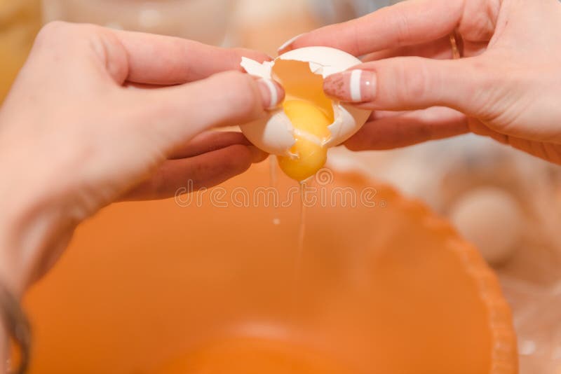 女孩打破鸡蛋 烹调自创食物 烹调面团的测试的鸡蛋 豆红萝卜花椰菜食物自然字符串蔬菜 家庭烹饪 免版税库存图片 女孩打破鸡蛋 烹调自创食物 烹调面团的测试的鸡蛋 豆红萝卜花椰菜食物自然字符串蔬菜 家庭烹饪 免版税库存图片