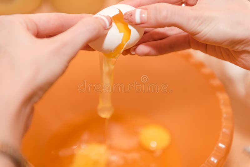 女孩打破鸡蛋 烹调自创食物 烹调面团的测试的鸡蛋 豆红萝卜花椰菜食物自然字符串蔬菜 家庭烹饪 图库摄影 女孩打破鸡蛋 烹调自创食物 烹调面团的测试的鸡蛋 豆红萝卜花椰菜食物自然字符串蔬菜 家庭烹饪 图库摄影