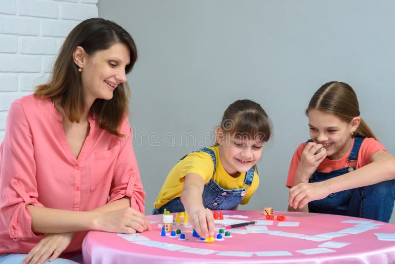 女孩玩棋盘游戏又走了一步 免版税库存图片 女孩玩棋盘游戏又走了一步 免版税库存图片