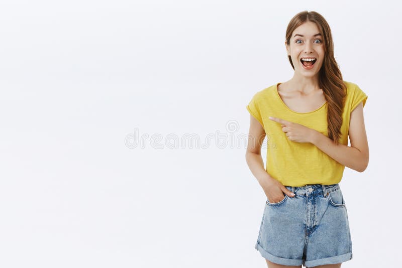 女孩被激发和兴奋象指向左边和注视以触目惊心的儿童感觉感情看见的喜爱的演员和 免版税库存图片 女孩被激发和兴奋象指向左边和注视以触目惊心的儿童感觉感情看见的喜爱的演员和 免版税库存图片