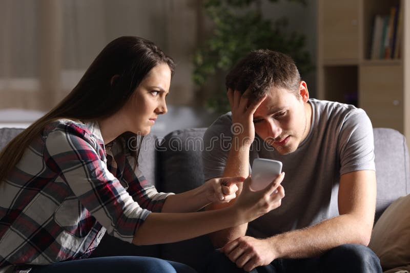 女孩請求她的騙子男朋友的解釋 免版稅庫存照片 女孩請求她的騙子男朋友的解釋 免版稅庫存照片