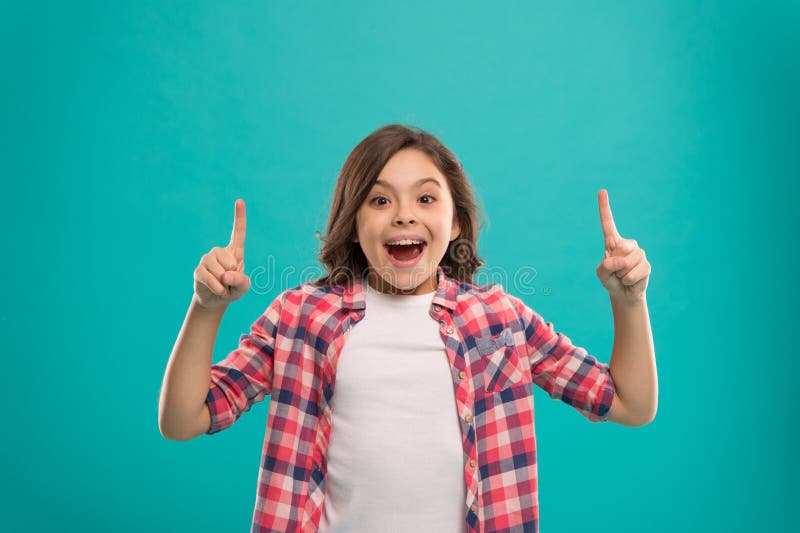女孩逗人喜爱的惊奇的面孔发现了重要想法 女孩长发有明亮的想法 激动的小孩微笑 免版税库存图片 女孩逗人喜爱的惊奇的面孔发现了重要想法 女孩长发有明亮的想法 激动的小孩微笑 免版税库存图片