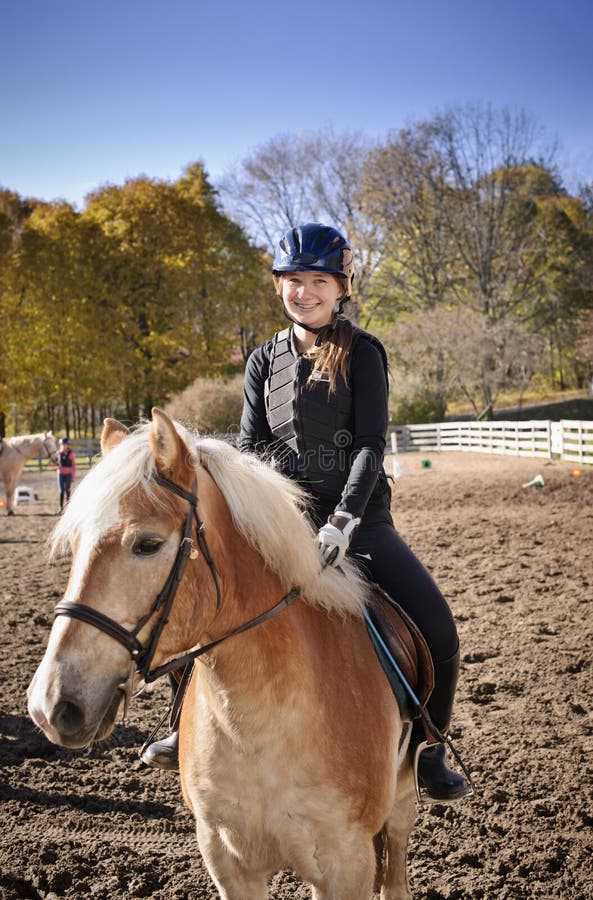 女孩骑乘马