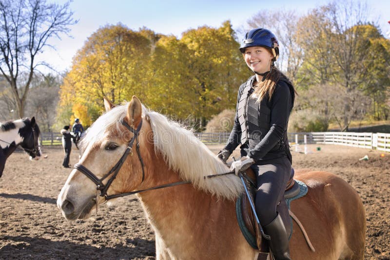 女孩骑乘马