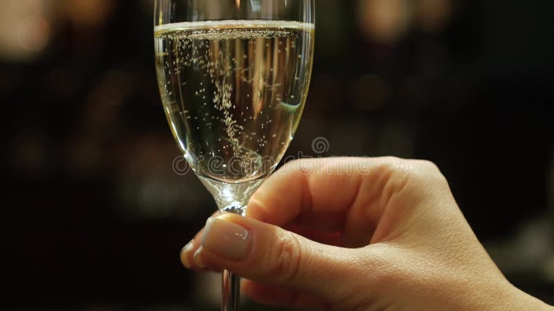 女手拿着一杯酒 影视素材