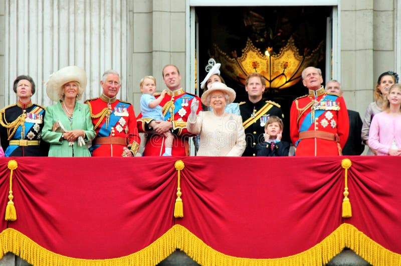 伊丽莎白女王和哈里王子，乔治威廉，凯特和查尔斯。2015年伦敦英国阅兵仪式 图库摄影