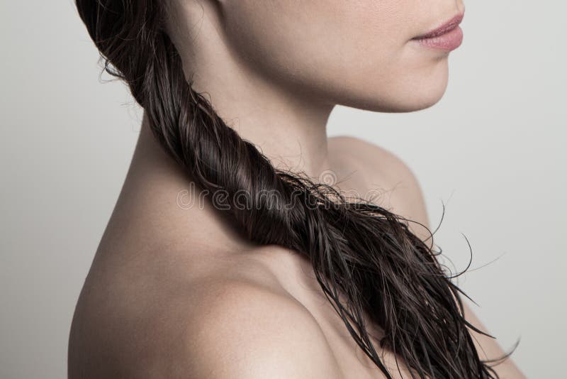 女青年湿扭头发自然美概念特写 免版税库存图片 女青年湿扭头发自然美概念特写 免版税库存图片