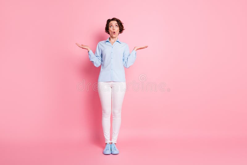 她身材全长，身材苗条，身材纤瘦，身材娇小，身材苗条，等待新闻销售折扣 库存图片