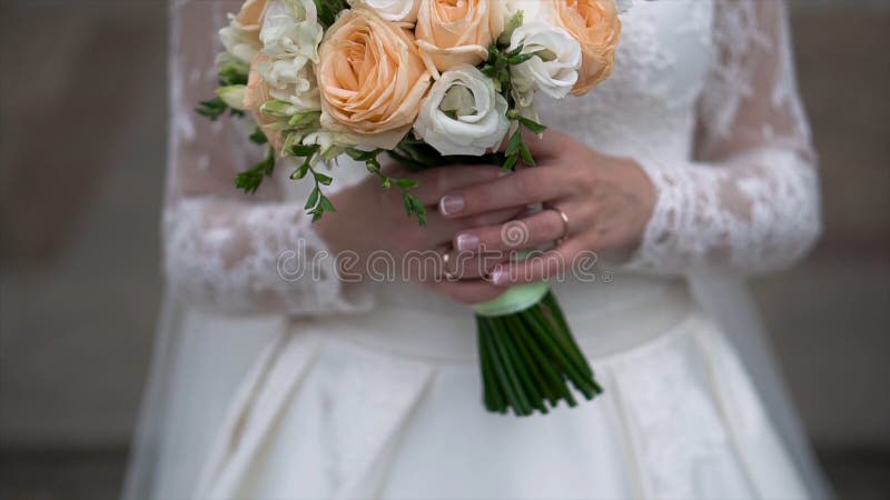 好的婚礼花束在新娘` s手上 夹子 拿着婚礼的美丽的花束一件美丽的白色礼服的未婚妻 库存图片 好的婚礼花束在新娘` s手上 夹子 拿着婚礼的美丽的花束一件美丽的白色礼服的未婚妻 库存图片