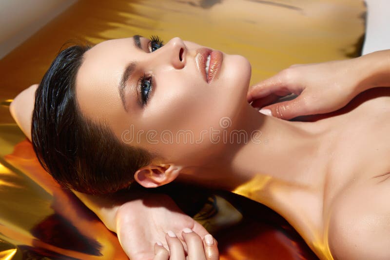 妇女构成金子时尚样式化妆关心皮肤 免版税库存图片 妇女构成金子时尚样式化妆关心皮肤 免版税库存图片
