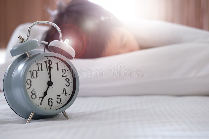 妇女睡眠在床上 图库摄影