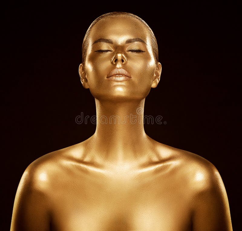 妇女金皮肤、时装模特儿金黄人体艺术、秀丽画象面孔和身体亮光作为金属