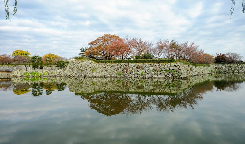 姬路城护城河在秋天 免版税库存照片