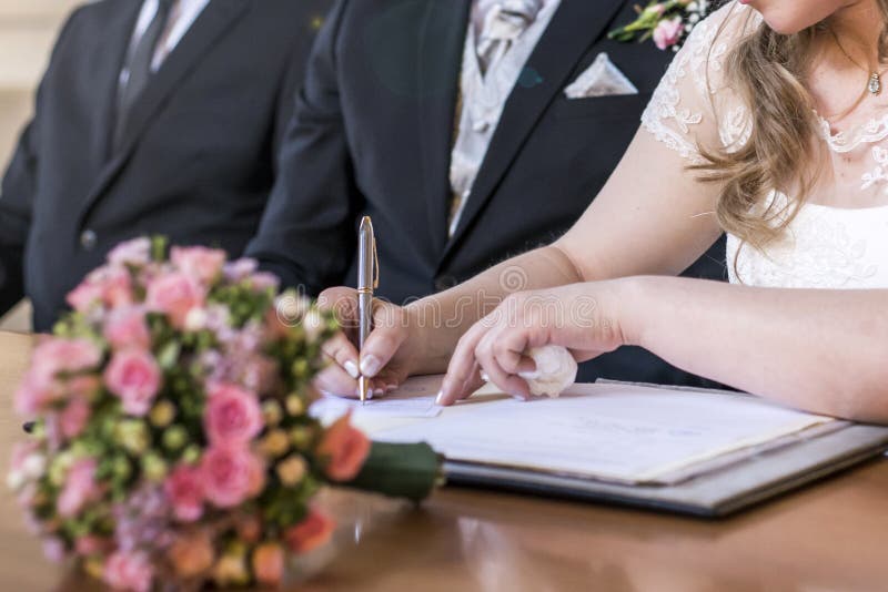 婚姻典雅的新娘信号寄存器、候宰栏和正式文件婚礼夫妇 图库摄影 婚姻典雅的新娘信号寄存器、候宰栏和正式文件婚礼夫妇 图库摄影