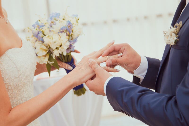 婚姻白色的背景明亮的环形 图库摄影 婚姻白色的背景明亮的环形 图库摄影