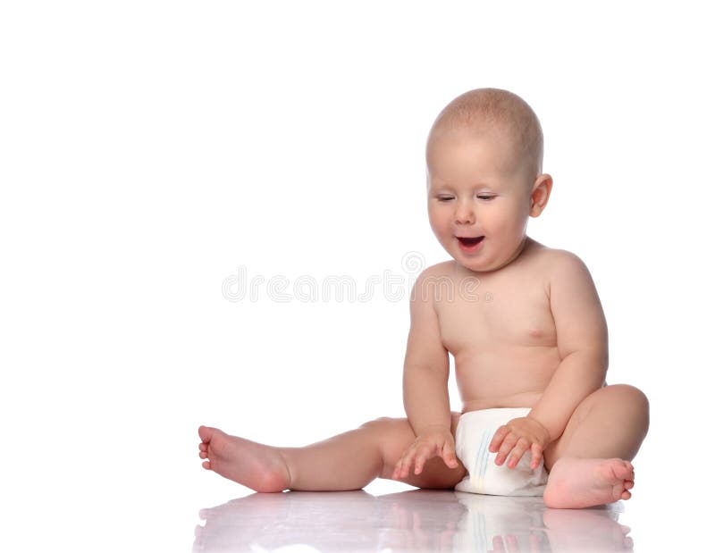 婴儿宝宝,婴儿,婴儿,尿布,坐着,看着他面前的地板,白色的 库存图片 婴儿宝宝,婴儿,婴儿,尿布,坐着,看着他面前的地板,白色的 库存图片