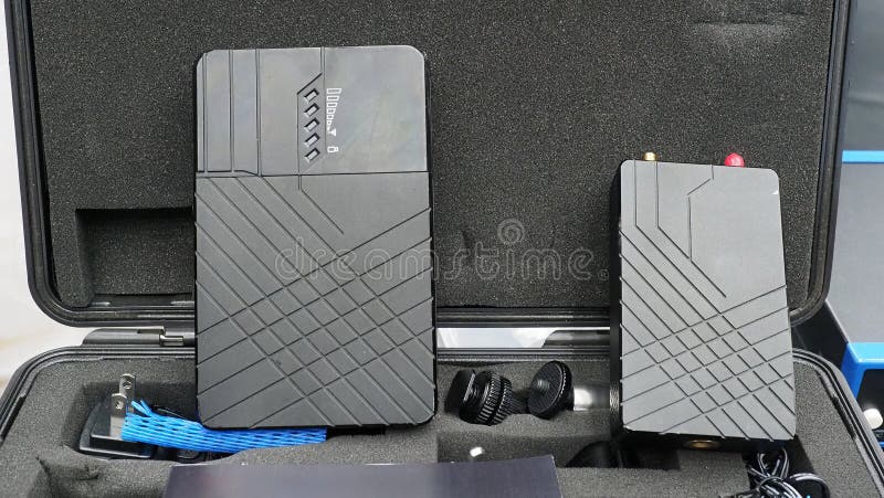 一套无线视频发射器和接收器，存放在保护性硬盒中。 库存照片