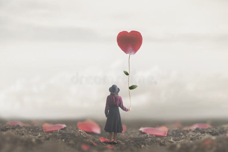 孤独的浪漫妇女握一个巨型瓣被做对心脏
