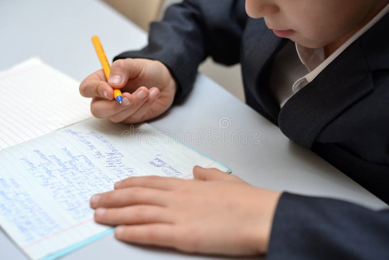 学会如何的小男孩选择聚焦在家写他的名字,孩子研究,孩子在家做家庭作业,小孩的概念 图库摄影 学会如何的小男孩选择聚焦在家写他的名字,孩子研究,孩子在家做家庭作业,小孩的概念 图库摄影