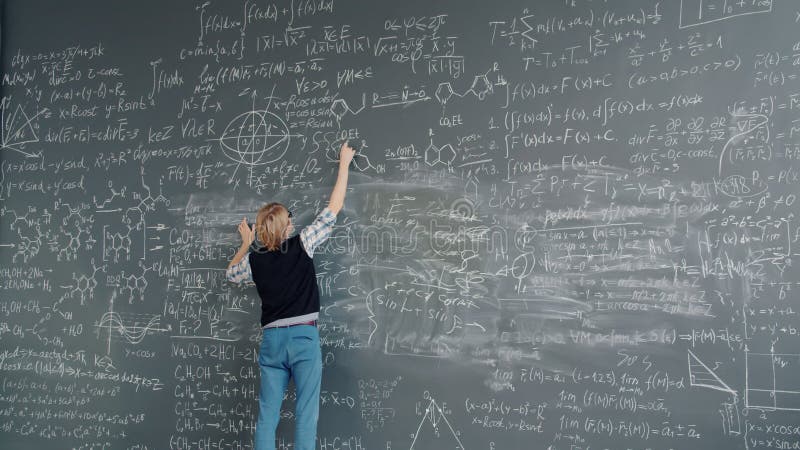 学校黑板书写科学公式的智能人的延时