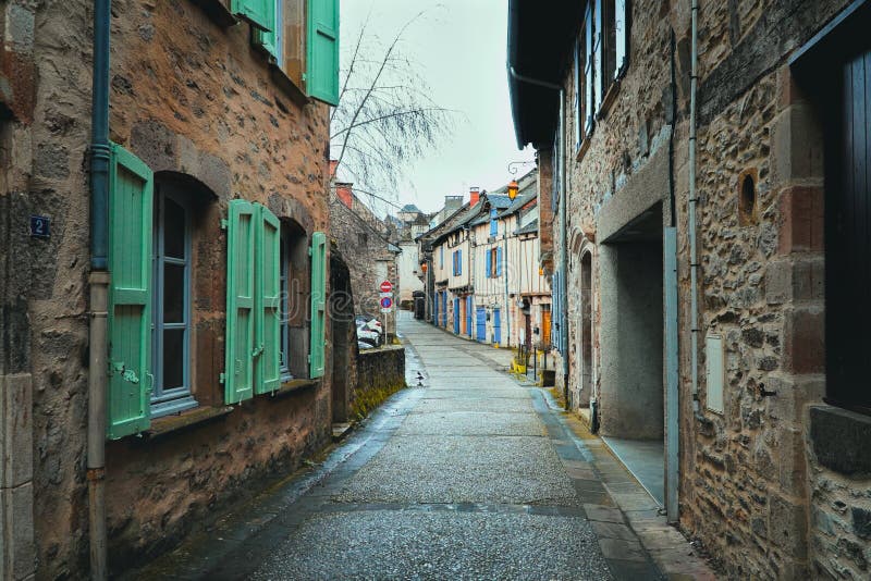 宁静的小径 : 在宁静的小巷里漫步. 免版税库存图片