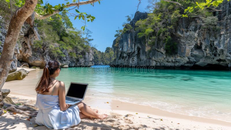 宁静的海滩景色中身着优雅白装的女士在宁静的海边远程操作笔记本电脑 皇族释放例证