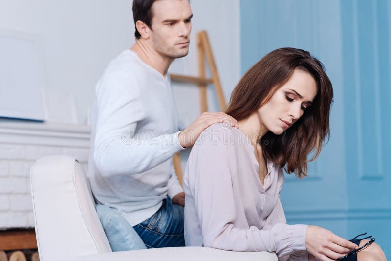 安慰他阴沉的妻子的宜人的人 免版税库存照片