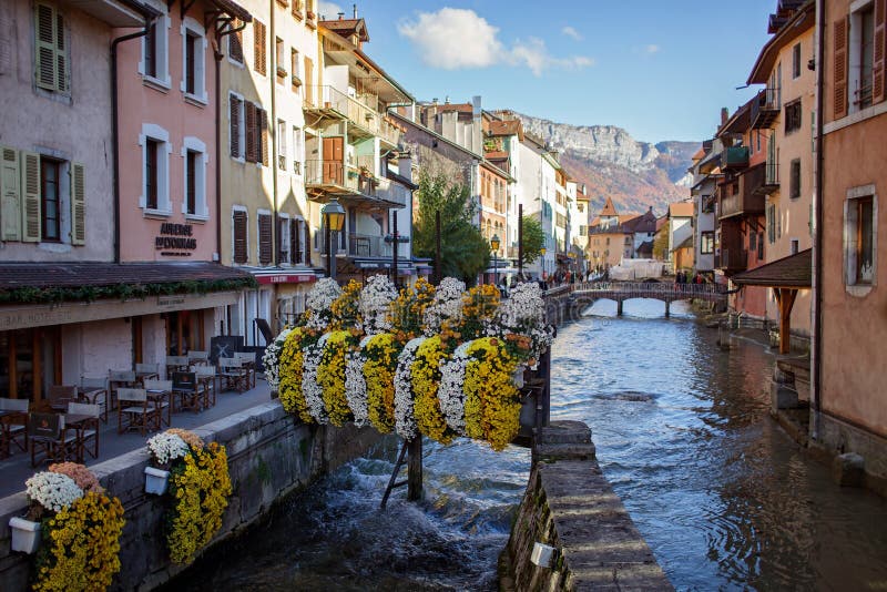 安纳运河，有咖啡馆的桥梁和历史悠久的房屋. 欧洲秋季的中世纪魅力 免版税库存照片