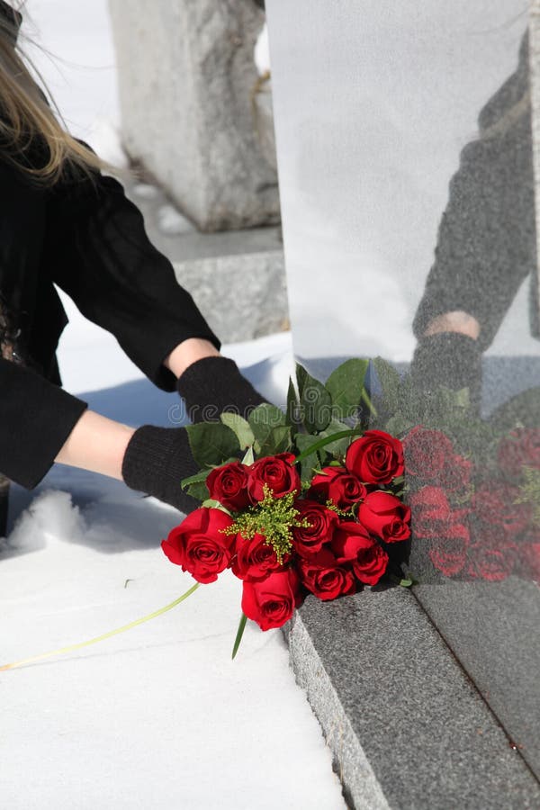安置花在坟墓 库存图片. 图片 包括有 妇女, 坟墓, 玫瑰, 花束, 安置, 红色, 墓石, 现有量 57921561