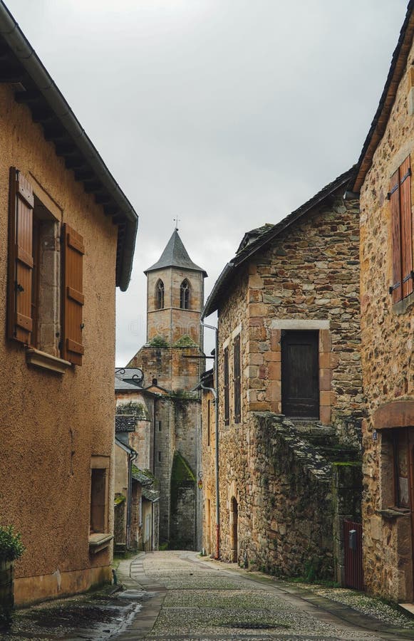 宏伟的背景 : 法国村庄漫步城堡全景. 免版税库存照片