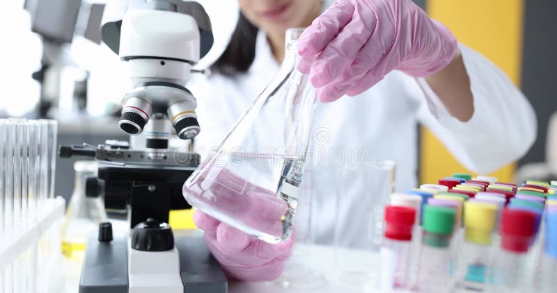 实验室科学家研究透明液体特写 股票视频