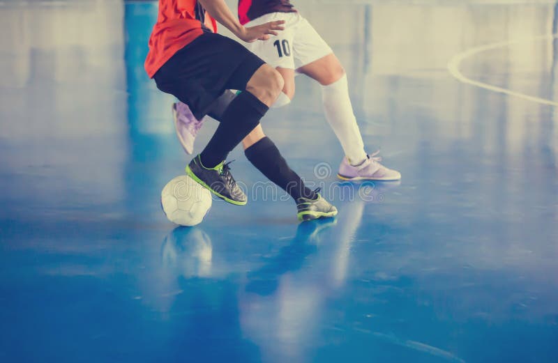 室内足球体育馆 橄榄球futsal球员，球，futsal地板 库存照片
