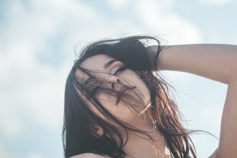 室外快乐的逗人喜爱的女孩 有长的深色的头发的俏丽的女孩 美容院和美发师 妇女方式纵向 免版税库存照片 室外快乐的逗人喜爱的女孩 有长的深色的头发的俏丽的女孩 美容院和美发师 妇女方式纵向 免版税库存照片