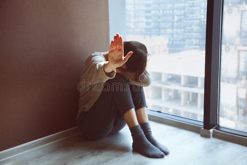害怕无助的女人，保护自己免受男人的侵略 免版税库存照片