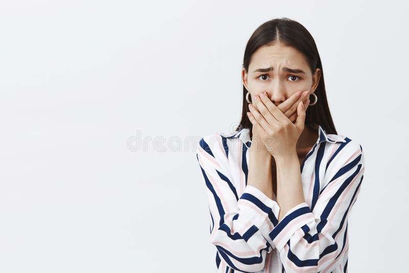 害怕的妇女被扰乱的告诉任何人 镶边女衬衫和时髦耳环的害怕的急切女朋友,盖 免版税库存照片 害怕的妇女被扰乱的告诉任何人 镶边女衬衫和时髦耳环的害怕的急切女朋友,盖 免版税库存照片