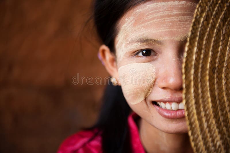 害羞的缅甸女孩 库存照片 害羞的缅甸女孩 库存照片