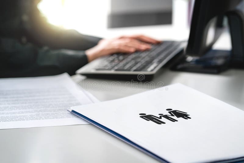 家庭未来、医疗保健或者财政计划概念 妇女文字与计算机的保险或贷款申请 免版税库存照片 家庭未来、医疗保健或者财政计划概念 妇女文字与计算机的保险或贷款申请 免版税库存照片
