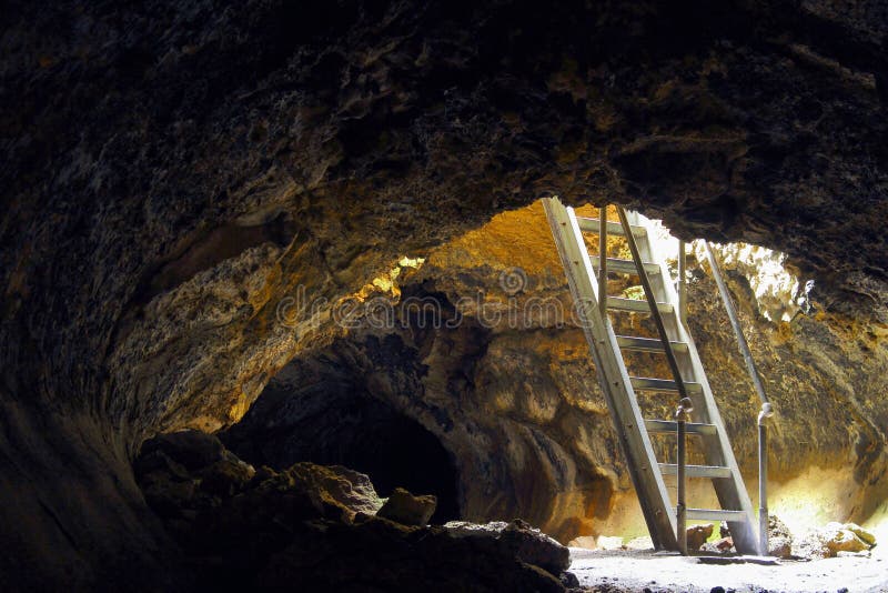 对Golden Dome洞,火山岩床国家历史文物,加利福尼亚的入口 库存图片 对Golden Dome洞,火山岩床国家历史文物,加利福尼亚的入口 库存图片