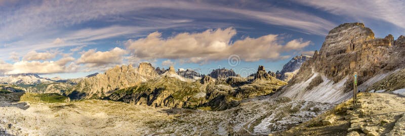 对谷的全景从在Tre Cime在白云岩-意大利附近的Forcella Lavaredo 免版税库存图片 对谷的全景从在Tre Cime在白云岩-意大利附近的Forcella Lavaredo 免版税库存图片