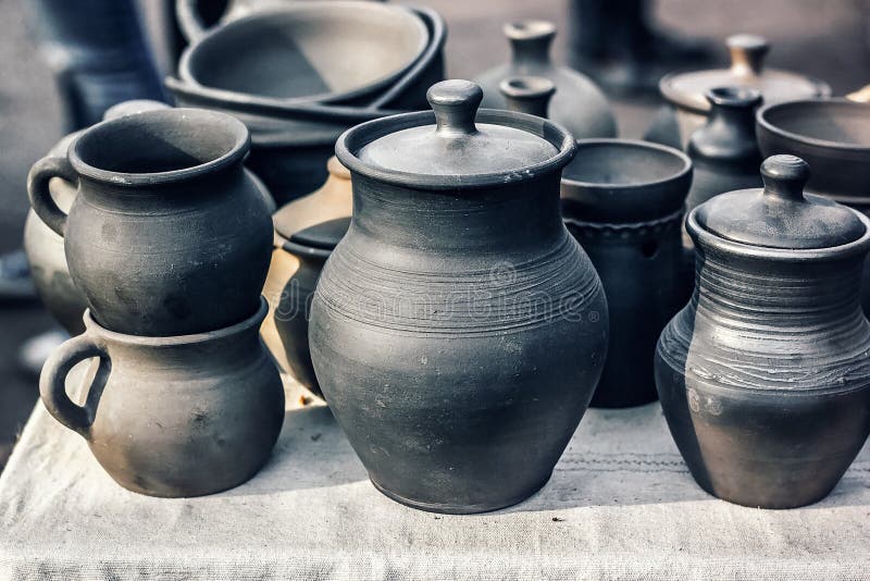 小组传统手工制造瓦器待售在市场上 乌克兰手工制造陶器器物 从乌克兰的纪念品 免版税库存图片