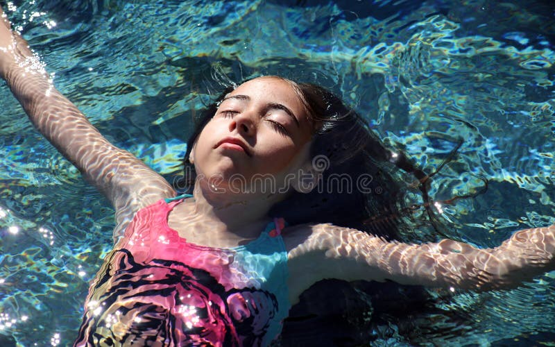 小女孩使用在水池的嫉妒孩子在热带手段在Los Cabos墨西哥 免版税库存照片 小女孩使用在水池的嫉妒孩子在热带手段在Los Cabos墨西哥 免版税库存照片